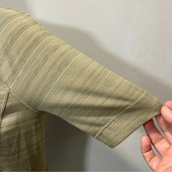 Athleta Pacifica Illume Fitted Olive Half Zip
UPF 50+ Short Sleeve Rashguard - Picture 3 of 10